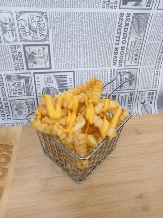 Pomfrit sa topljenim čedarom