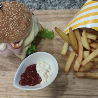 Hambúrguer vitela com batata frita e molho 