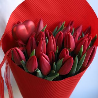 Bukiet z 25 czerwonych tulipanów z serduszkiem