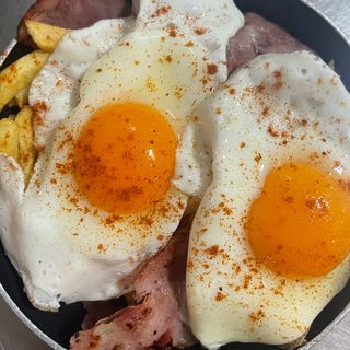 Ovos rotos com bacon