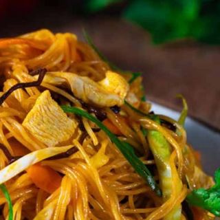 Noodles cu pui (sau legume), salată si suc doză (pepsi, mirinda sau 7 up)