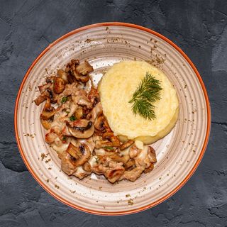 Пилешки късчета с гъби, домашно пюре и кашкавал   300г