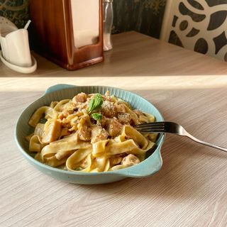 Фетучини "Альфредо" с курицей и грибами (350 гр.)