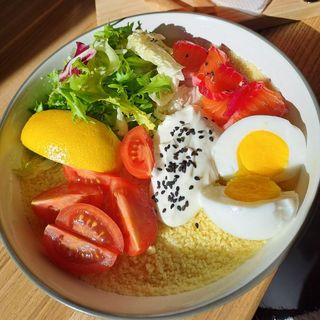 Боул з лососем та кус-кусом