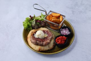 Pljeskavica na kajmaku