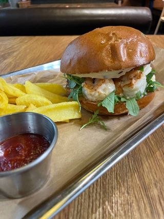 Burger z krewetkami tygrysimi i frytkami