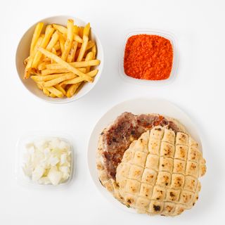 Gurmanska pljeskavica u lepinji i pomfrit