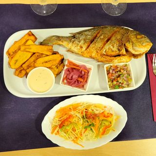 Pescado frito con tajadas