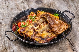 Coaste la cuptor bbq cu cartofi pai si branza