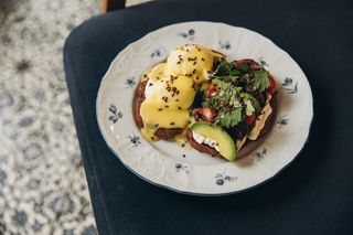 Яйця Бенедикт з тостом з авокадо (250г)