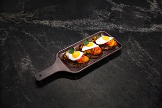 Bruschetta cu cremă de trufe și ouă de prepeliță