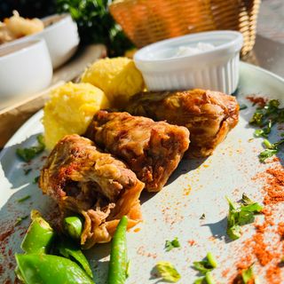 Sărmăluțe tradiționale cu mămăliguță,smântână și ardei iute