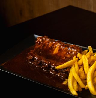 costillar (500gr) confitado a baja temperatura con nuestra salsa barbacoa