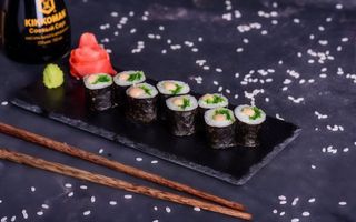 Рол Макі з чукою та горіховим соусом (110г)