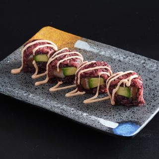 89.Uramaki de arroz negro, salmón, aguacate (4 uds.)