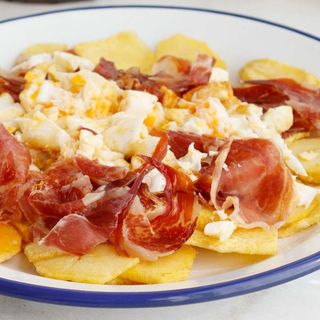CUCURUCHO DE HUEVOS ROTOS CON JAMÓN