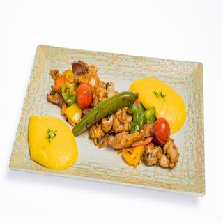 TIGAIE PICANTĂ DE PUI CU MĂMĂLIGUȚĂ