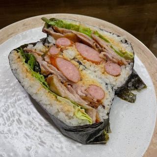 Onigirazu Kakuni y Sausage -Japan-