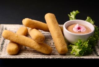 Cașcaval pane cu sos cocktail