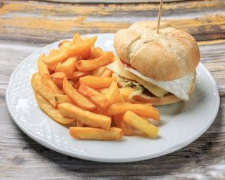 Menú: Hamburguesa + Patatas + Bebida