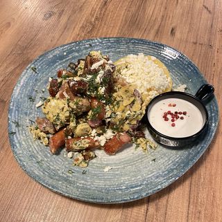 Carne la garnita cu mamaliga si ou