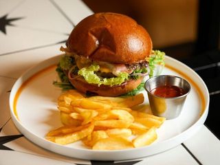 Бургер із картопляними діпами (400/120/40g)