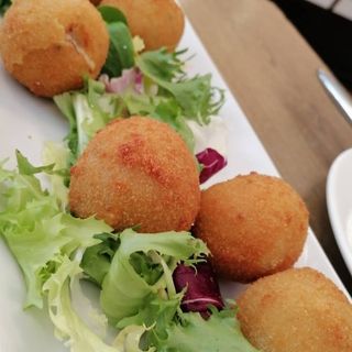 1/2 Ración De Croquetas Caseras De Queso Roquefort Y Nueces