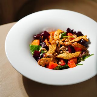  САЛАТ З ІНДИЧКОЮ КАРІ ТА ОЖИНОВИМ СОУСОМ (285г)