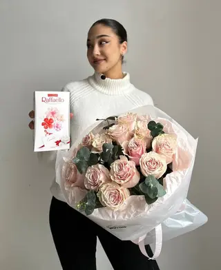 Букет из розовых роз + raffaello 