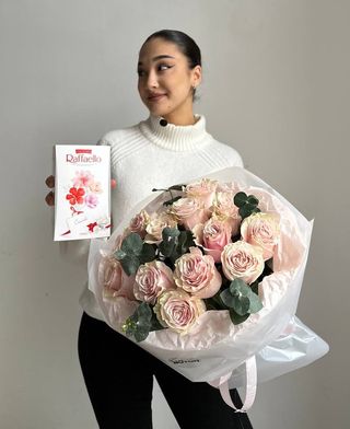 Букет из розовых роз + raffaello 