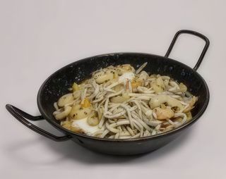 Cazuela De Huevos Rotos Con Gulas Y Gambas (Ración)