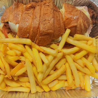 Menú: Croissant de pescado empanado + papas fritas + bebida