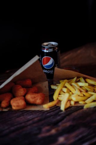 Сет Нагетси, фрі, соус Аджика та Напій (330мл)