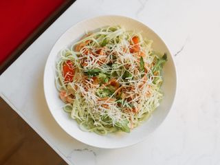 Паста з песто, томатами та прошуто