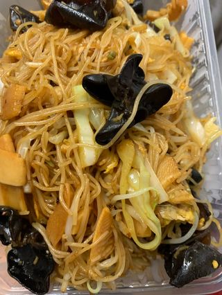 34В. Ми-Фен с бамбук, черни гъби, зеленчуци и яйца (700г)