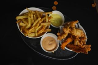 Chicken remix cu cartofi prajiti