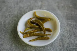 Перец стручковый горький с посудой