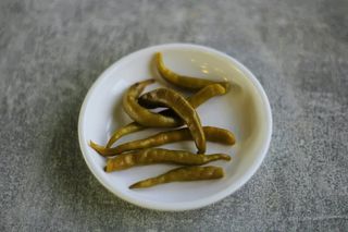 Перец стручковый горький с посудой