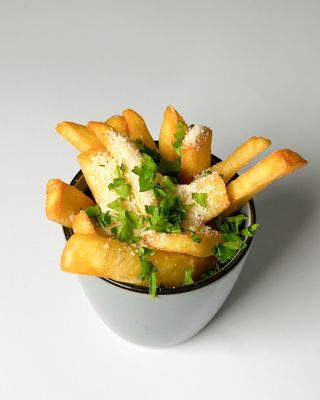 Grube cięte fryty z parmezanem i pietruszką