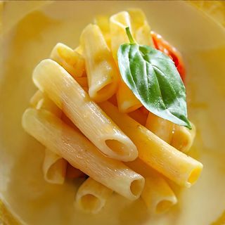 Paste cu sunca si sos alb 150g