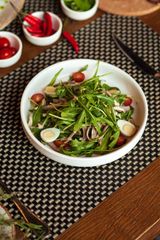 Руккола с языком на имбирно-ореховом соусе