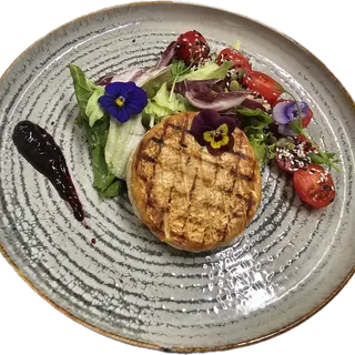 Camembert la grill sau pane pe pat de salată