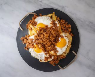 Picadillo De Zorza Con Queso Del País Fundido Y Huevos Rotos (Ración)