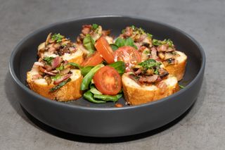 Bruschete cu cascaval, ciuperci si bacon