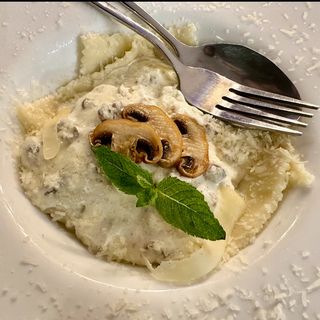 რავიოლი სოკოს და ნაღების სოუსით