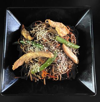 Соба з куркою та овочами (350г)