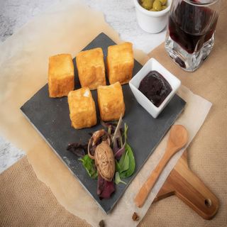 camembert frito con mermelada de arándanos