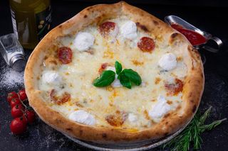 Pizza Quattro Formaggi e salame picante Ø 30cm