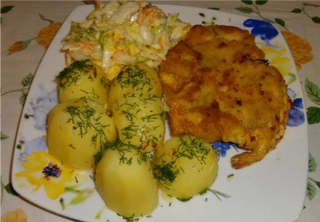 Kurczak po parmeńsku z ziemniakami i surówką