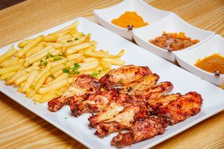 Grilled Chicken Wings avec Frites de Pomme de Terre
